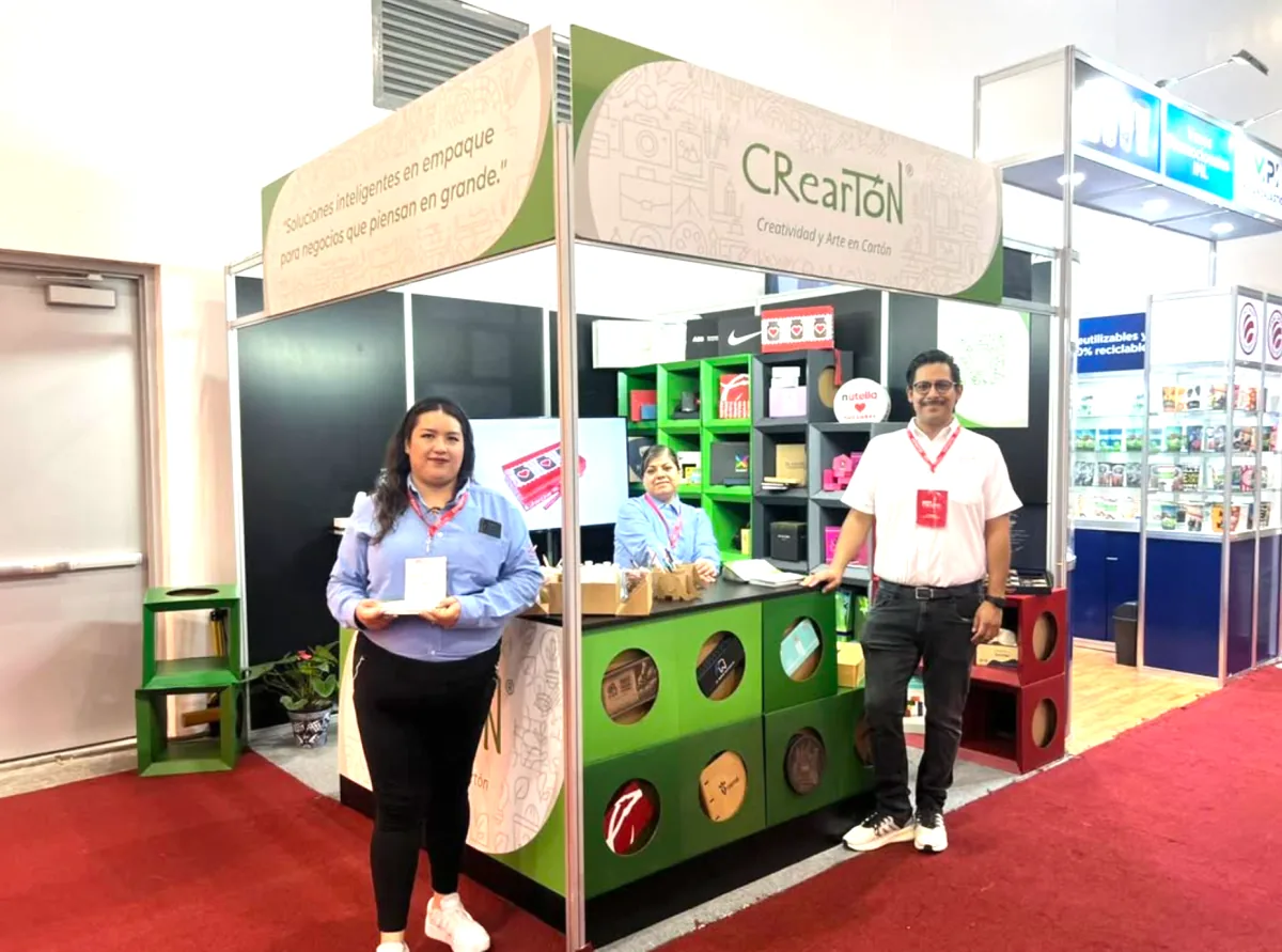 Equipo CREARTON® en su stand de exposición
